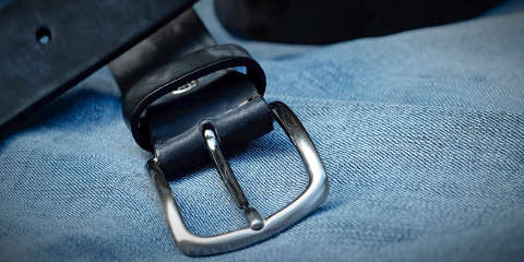 Arreglo de bolsos y cinturones